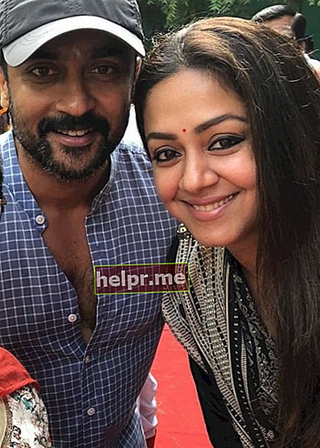 Jyothika egy férjével, Suriyával, színésznővel az indiai Chennaiban 2019 novemberében készített képen látható