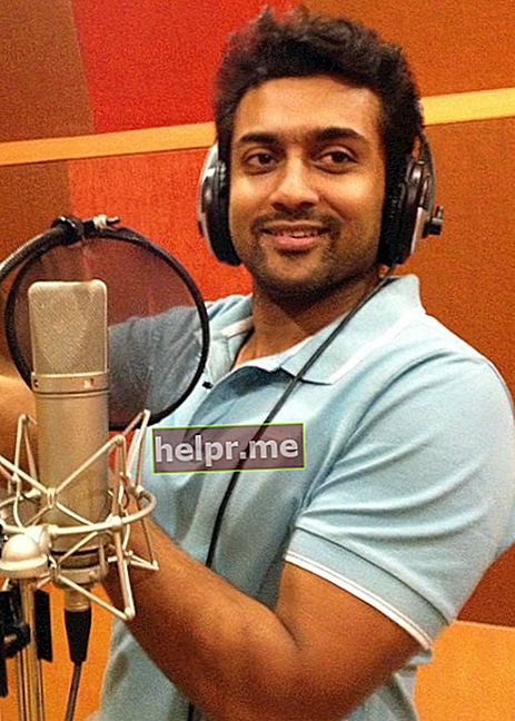 Suriya kako se vidi na fotografiji snimljenoj dok snima svoj glas za verziju animacije TeachAIDS na tamilskom jeziku u produkciji Rajiv Menon Productions u Chennaiju, Tamil Nadu, 24. srpnja 2013.