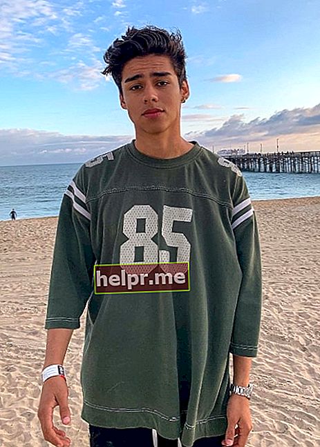 Andrew Davila kakav je viđen dok je pozirao kameri za vrijeme boravka na plaži u svibnju 2019