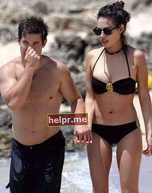Adam DeVine s djevojkom na havajskoj plaži u svibnju 2015