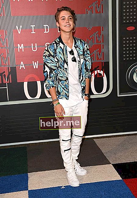 מתיו אספינוזה בטקס פרסי המוזיקה של MTV לשנת 2015