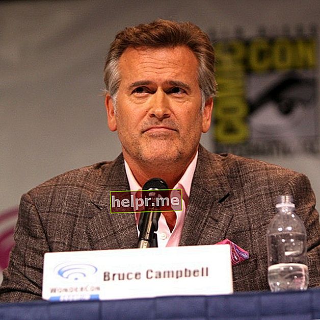 Bruce Campbell, kako je viđen u ožujku 2013. godine, na WonderConu u Kongresnom centru Anaheim, Anaheim, Kalifornija