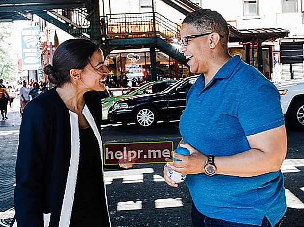 Alexandria Ocasio-Cortez (lijevo) kako je viđena tijekom razgovora s Kerri Evelyn Harris u rujnu 2018. godine