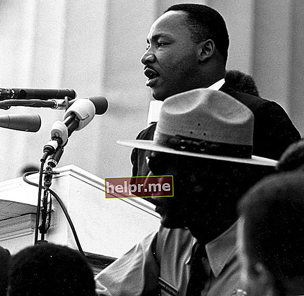 Martin Luther King Jr. este prezentat în timp ce rostea cel mai faimos discurs al său, „Am un vis”, înainte de Memorialul Lincoln din martia din 1963 de la Washington pentru locuri de muncă și libertate