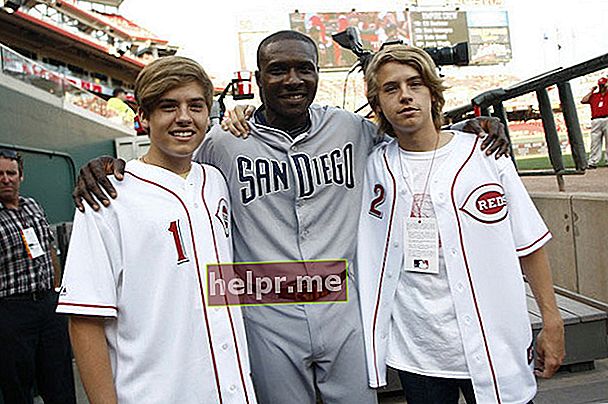 Dylan Sprouse i Cole Sprouse posen per a una foto amb Orlando Hudson número 1 dels San Diego Padres abans del partit entre els Cincinnati Reds i els San Diego Padres el 12 d'agost de 2011.
