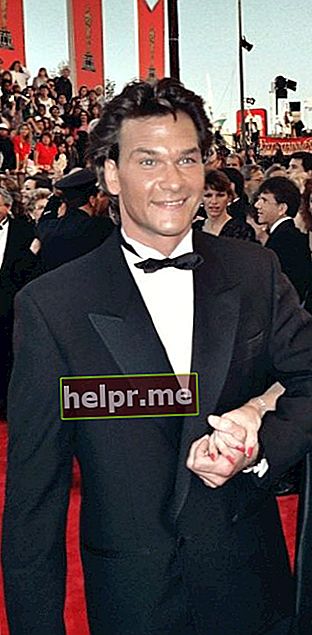 Patrick Swayze es veu a la catifa vermella dels Premis de l'Acadèmia el 1989
