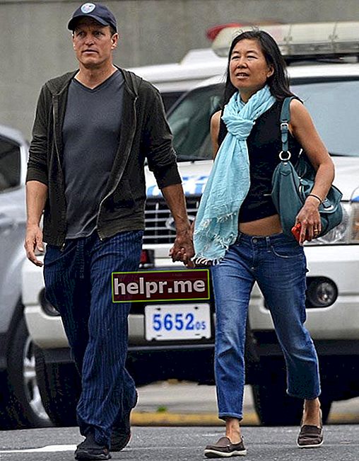 Woody Harrelson caminant de la mà amb la seva dona Laura Louie a la ciutat de Nova York el 22 de maig de 2013