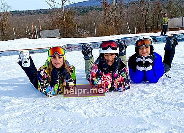 D'esquerra a dreta: Amanda Isabel, Brittany Hertz i Miranda Dell'Olio es veuen mentre posaven per a una foto a Hunter Mountain al comtat de Greene, Nova York, el desembre de 2019