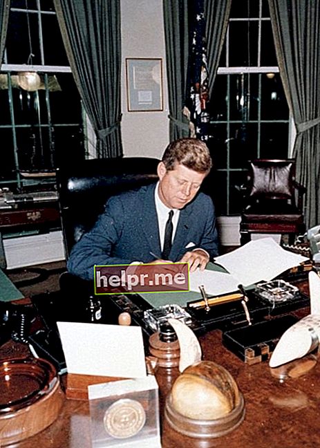 John F. Kennedy fotografiat mentre signava la Proclamació per a la prohibició del lliurament d'armes ofensives a Cuba a l'Oficina Oval el 23 d'octubre de 1962