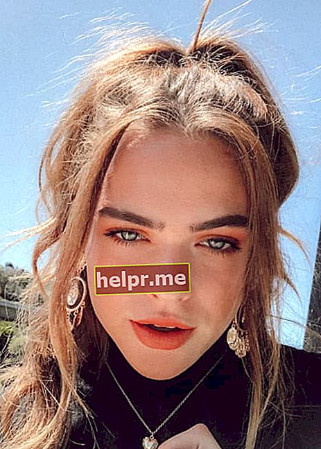 Summer McKeen promovira kolekciju Sephora u Instagram selfiju kakav je viđen u travnju 2018