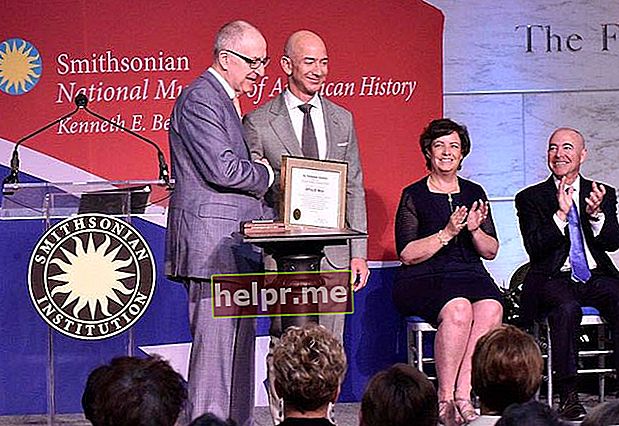 Jeff Bezos recebendo a medalha James Smithson do Bicentenário em 2016