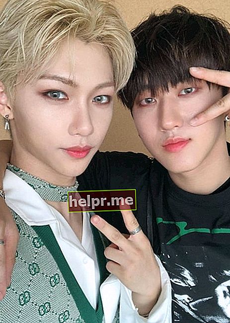 Si Felix na nakikita habang nagse-selfie kasama ang kanyang ka-grupo na 'Stray Kids', si Changbin, noong Hunyo 2019