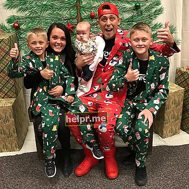 Noah Atwood (cantonada dreta) com es veu en una foto de Nadal amb la seva família el desembre de 2017