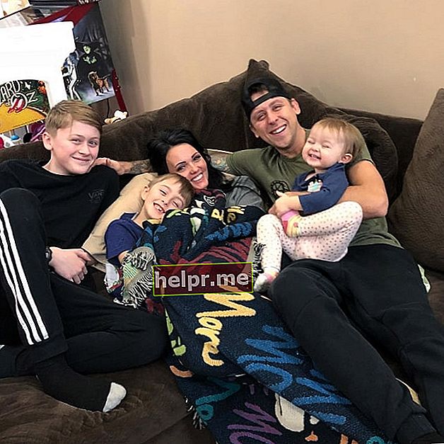 Noah Atwood (Ugao lijevo) nasmiješen na slici uz svoju obitelj u ožujku 2019