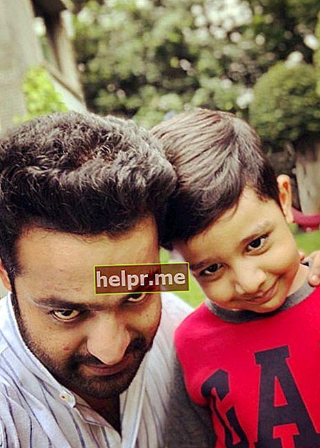 Jr. NTR tal com es veu en una selfie feta amb el seu fill Abhay Ram Nandamuri el juliol del 2018