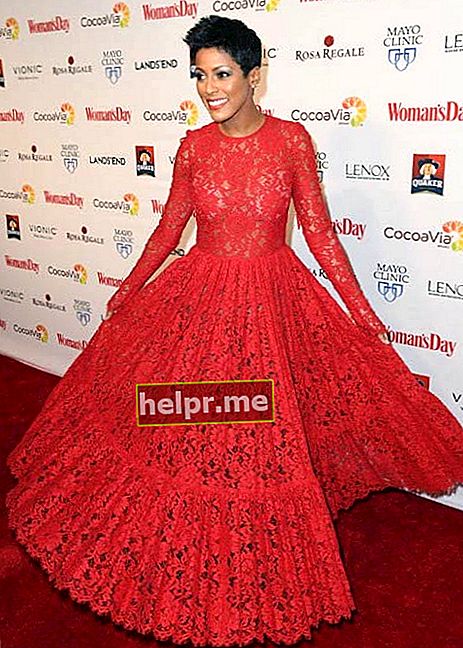 Tamron Hall 14-ajame kasmetiniame Moters dienos raudonų suknelių apdovanojimuose 2017 m. vasario mėn.