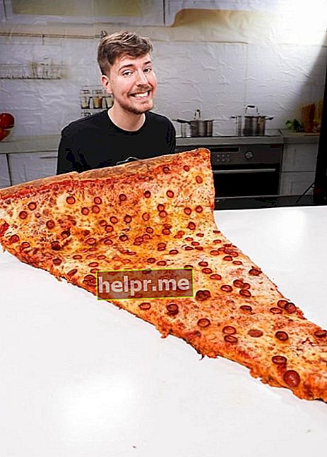 MrBeast en una foto que se tomó en agosto de 2020, con la porción de pizza más grande del mundo