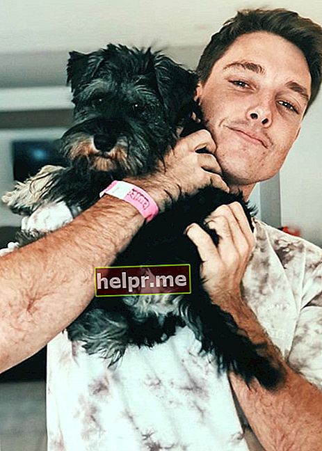 LazarBeam مع كلبه كما شوهد في أبريل 2018