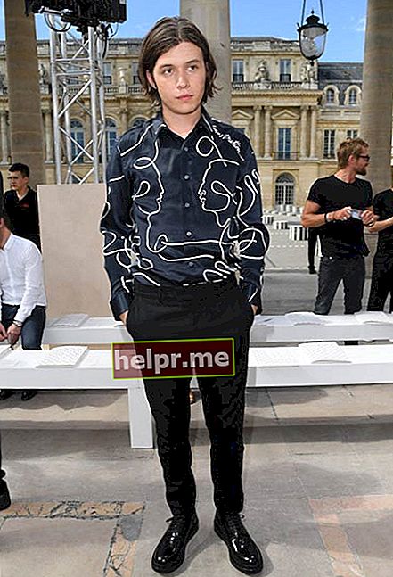 نيك روبنسون في عرض لويس فويتون للملابس الرجالية لربيع وصيف 2017 خلال أسبوع الموضة في باريس