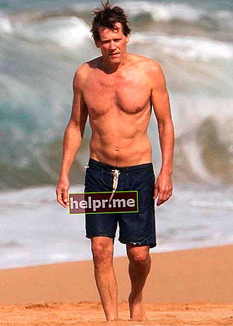 Kevin Bacon sense camisa a la platja de Hawaii el gener de 2012