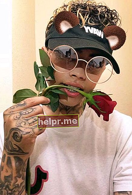 Frimzy oferint una rosa vermella en una imatge de juny de 2017