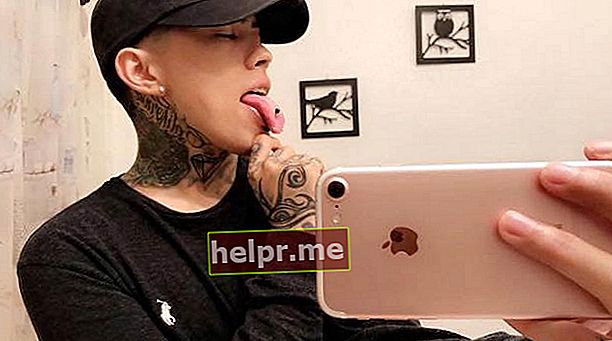 Frimzy mostrant la seva perforació a la llengua el maig de 2017 selfie