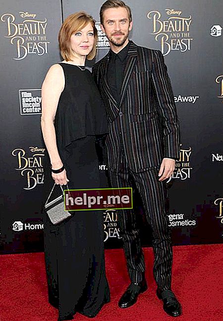 Dan Stevens con su esposa Susie Hariet para la proyección de La Bella y la Bestia en Nueva York en marzo de 2017