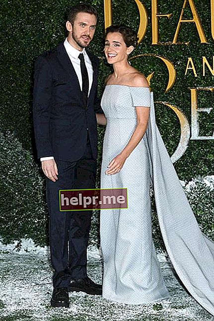Dan Stevens amb la coprotagonista Emma Watson a Spencer House, Londres, per a l'estrena de La Bella i la Bèstia el febrer de 2017