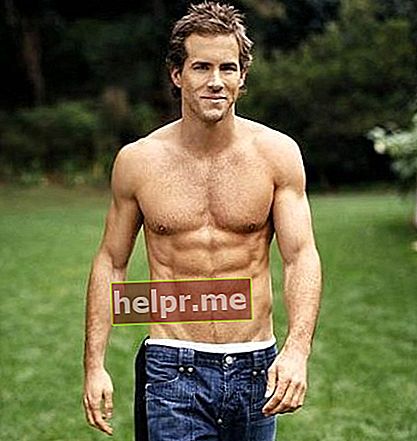 Ryan Reynolds fără cămașă