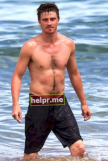 גוף ללא חולצה של גארט הדלונד בחוף הים בשנת 2014