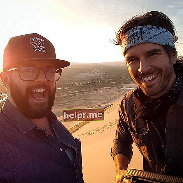 Graham Wardle (dreta) somrient en una selfie al costat de Peter Harvey al cim de les dunes de Mongòlia