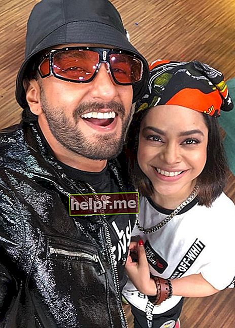Sumona Chakravarti zâmbind într-un selfie alături de Ranveer Singh în februarie 2019