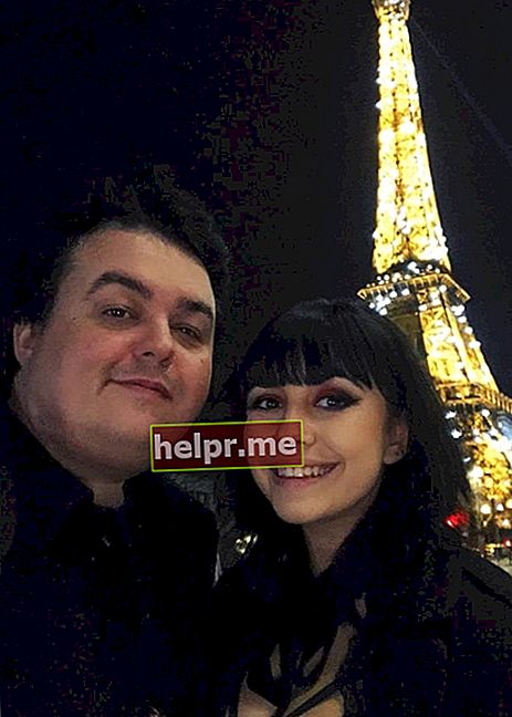Daz Black somrient en una selfie al costat de Soheila Clifford a la Torre Eiffel de París, França, el febrer de 2020