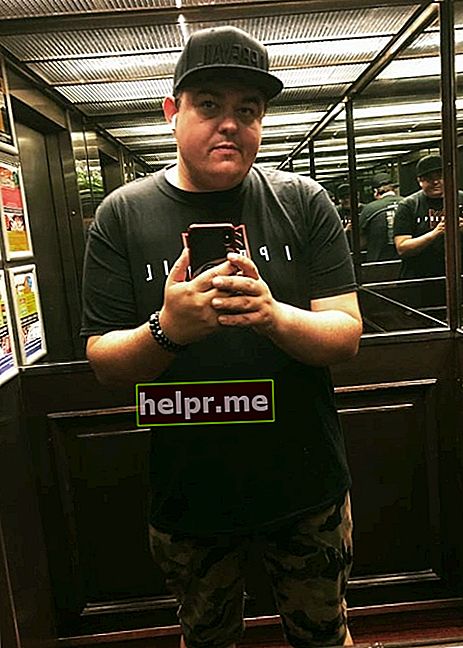 Daz Black tal com es veu mentre feia clic a una selfie mirall al Britannia International Hotel, Londres, el juny de 2019