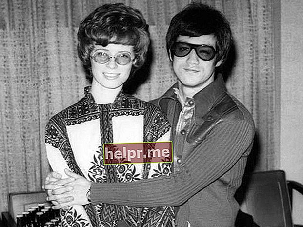 Bruce Lee și soția Linda Lee Cadwell într-o imagine privată lansată după moartea sa