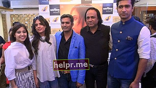 Vicky poseert met zijn Masaan co-sterren Shweta Tripathi, Richa Chadda en regisseur Neeraj Ghaywan tijdens de promotie van de film in Jaipur