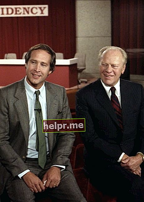 Chevy Chase (Trái) và Gerald Ford ngồi trước Hội nghị về sự hài hước và chức vụ Tổng thống được tổ chức tại Bảo tàng Gerald R. Ford năm 1986