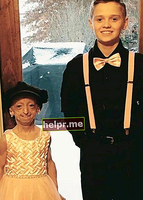 Kaylee Halko kao što se vidi na slici sa dečakom po imenu Jake u decembru 2016