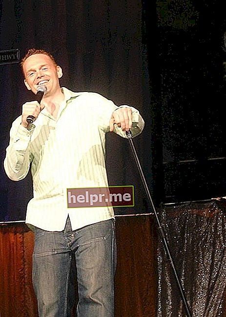 Bill Burr na pozornici tijekom turneje Opie i Anthonyjeve putujuće komične viruse 2006. godine