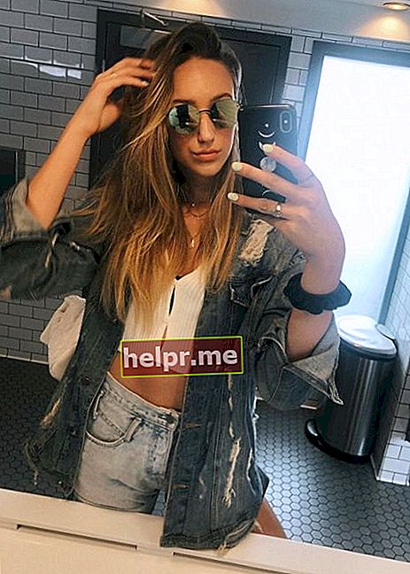 Ava Michelle fent-se una selfie el juny del 2019