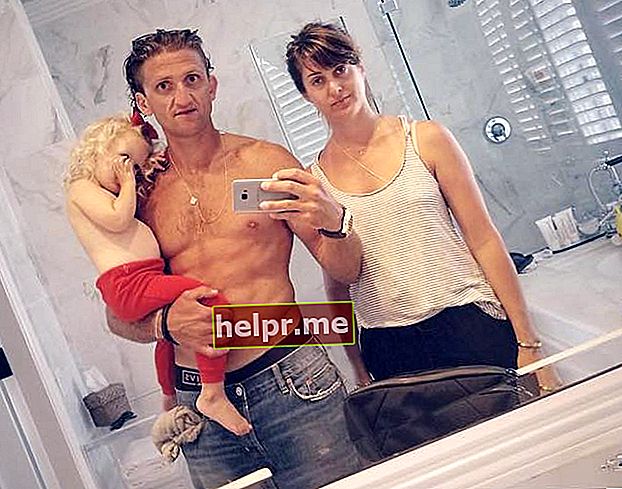 Casey Neistat y Candice Pool con su hija en una selfie en julio de 2017