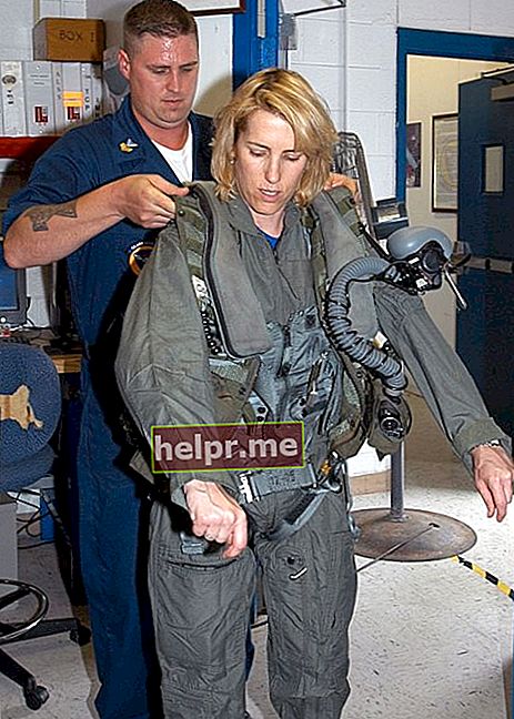 Laura se pregătește pentru echipamentul de zbor la baza US Navy în 2007