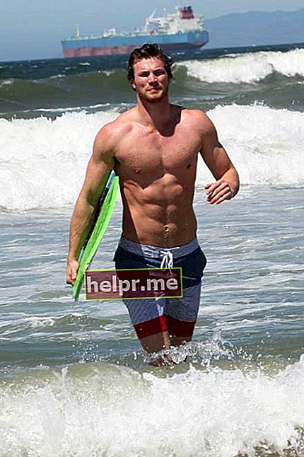 Derek Theler durante el surf matutino en la playa de Malibu en junio de 2013