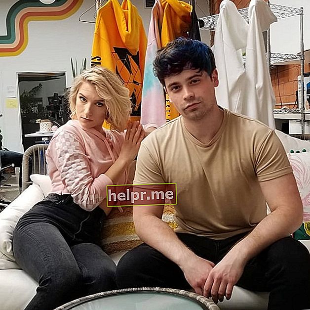 Damienas C. Haasas 2019 m. birželį pozuodamas kartu su Courtney Miller