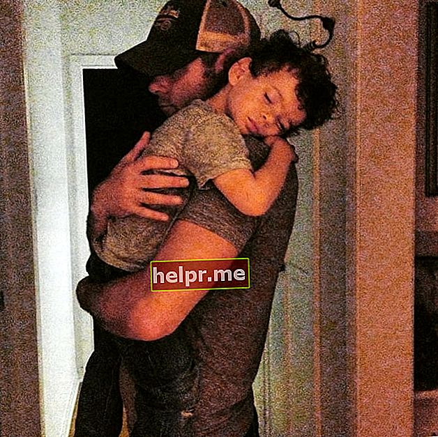 Mikey Day amb el seu petit àngel l'agost de 2018 després de fer 6 anys