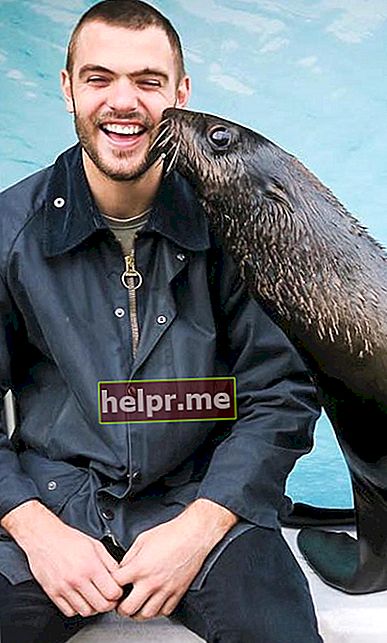 Alex Roe disfrutando de su tiempo con una foca en julio de 2017