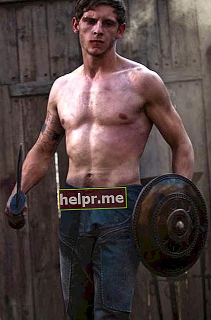 Jamie Bell muestra sus músculos tonificados en un cuerpo sin camisa en una película de acción, The Eagle, lanzada en 2011.