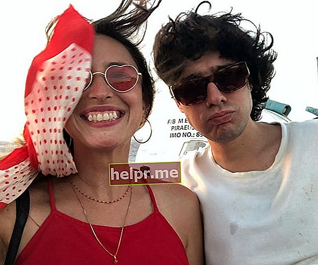 Fabianne Therese como se ve mientras se toma una selfie junto con Poda Nappas en Aegina, Golfo Sarónico, Grecia en julio de 2019