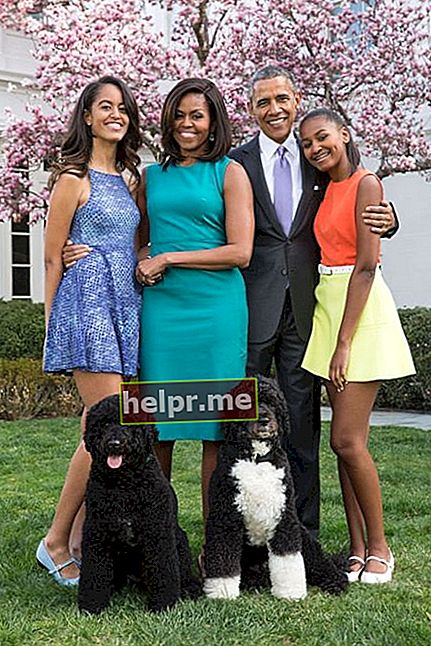 Sasha (extrema derecha) vista con su familia y perros el domingo de Pascua de 2015