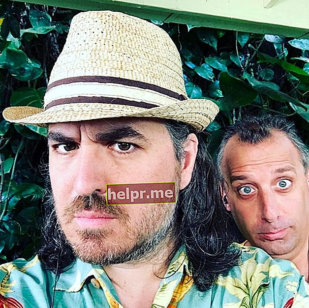 Brian Quinn en una selfie con Joe Gatto en Hawai en abril de 2017